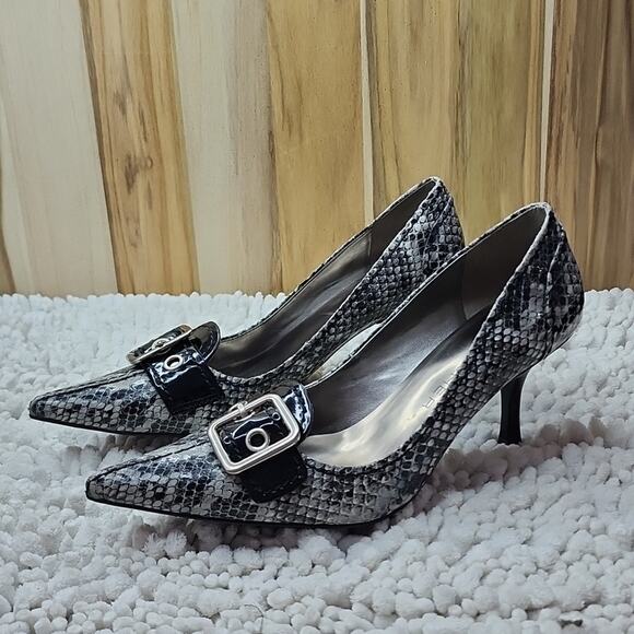 MARC FISHER POINTED TOE BLACK/WHITE SNAKE PRINT WITH BUCKLE WOMAN'S SIZE 8.5 🔥 - Picture 1 of 16